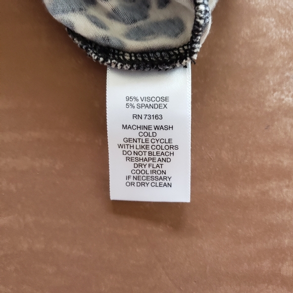 Cable & Gauge Animal Print Size XL Top - Picture 5 of 5